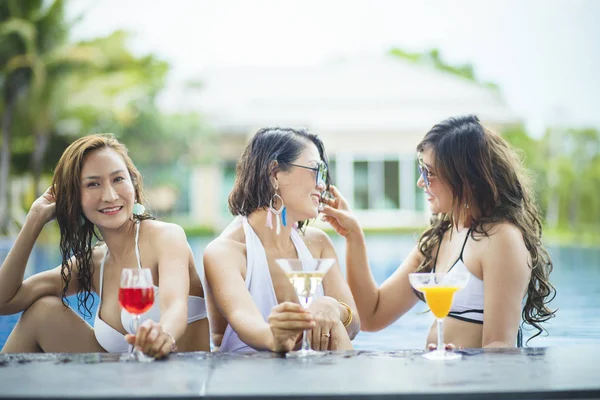 Tres más joven asiático mujer felicidad beber bebida en waer sw —  Fotos de Stock