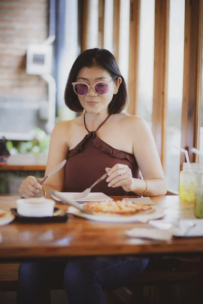 Mooie Aziatische vrouw klaar om te eten Westers eten maaltijd — Stockfoto