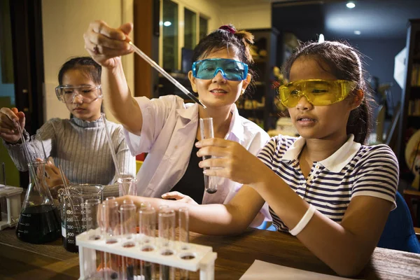 Asiático profesor y estudiante en escuela ciencia laboratorio habitación —  Fotos de Stock