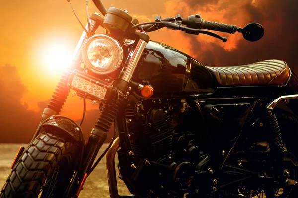 Eski retro motosiklet ve güzel günbatımı gökyüzü arka plan — Stok fotoğraf