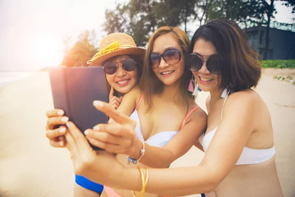 Tres asiático mujer relajante en verano playa y tomando selfie por — Foto de Stock