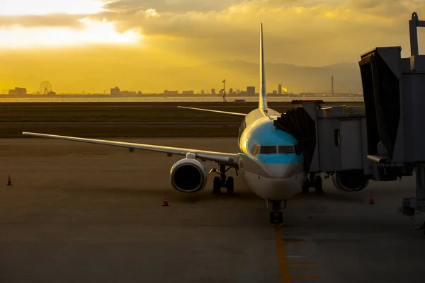 Avión de pasajeros en el aeropuerto internacional uso para el transporte aéreo a — Foto de Stock