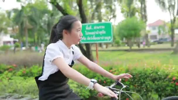 Asiatisk Tonåring Ridning Cykel Hemma Village Park — Stockvideo