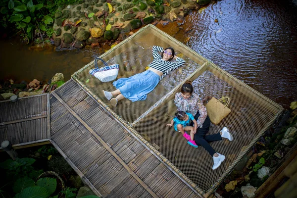 Zwei Frauen und Mädchen glücklich auf natürlicher Bambusterrasse — Stockfoto