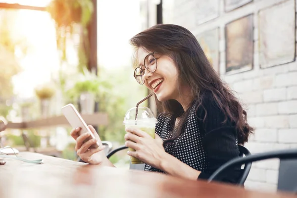 Beautiful asian younger woman drinking cool green tea in bottle — Stock Photo, Image