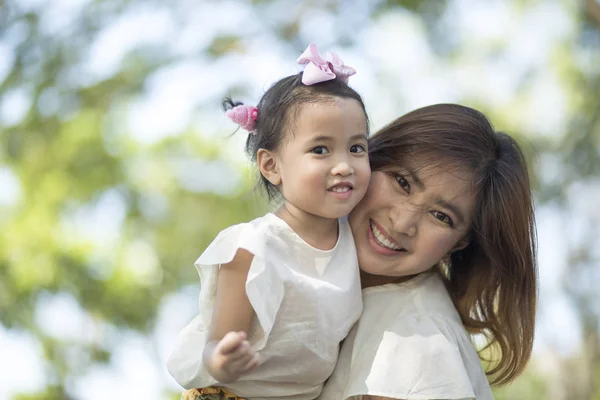 Close up happiness face of asian mother and little daughter toot — Stock Photo, Image