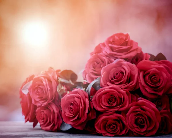 Close up beautiful red roses bouguet with glowing light backgrou — Stock Photo, Image