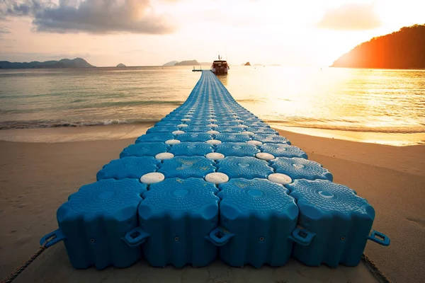 Muelle flotante en la isla de Andaman contra el hermoso sol que sale del cielo —  Fotos de Stock