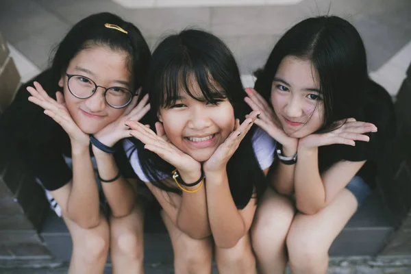 Retrato brincando rosto grupo de asiático adolescente relaxante no viagem — Fotografia de Stock