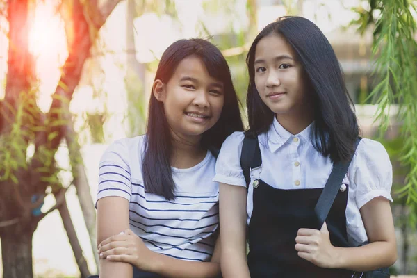 Зубне усміхнене обличчя двох азіатських підлітків, що стоять на відкритому повітрі — стокове фото