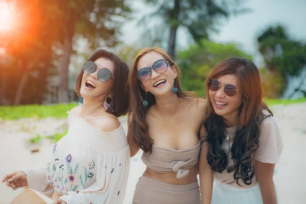 세 쾌활한 아시아 여자 행복 감정 에 휴가 바다 bea — 스톡 사진