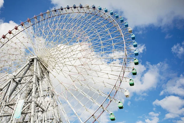 Osaka Japan-november8, 2018: Tempozan Ferris Wheel na większości — Zdjęcie stockowe