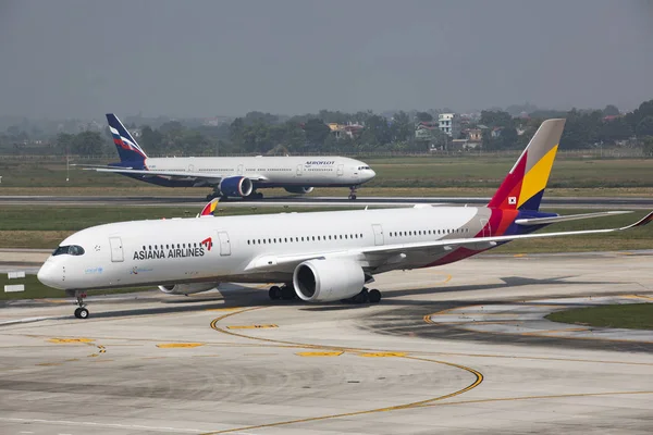 Hanoi vietnam - november2,2017 : asiana airlines plane taxi on n — Stock Photo, Image