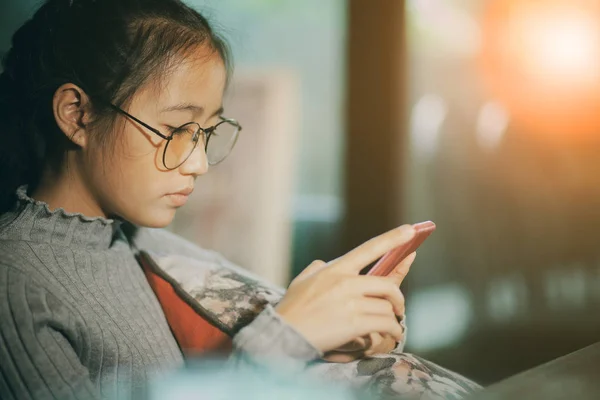 Ásia adolescente leitura mensagem no smartphone — Fotografia de Stock