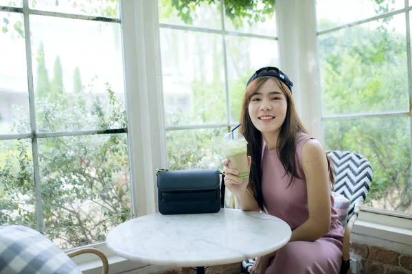Usměvavý obličej asijské mladší ženy s chladnou lahví o — Stock fotografie