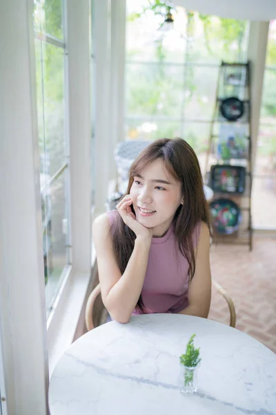 Лицо красивой азиатской молодой женщины улыбаясь от счастья в — стоковое фото