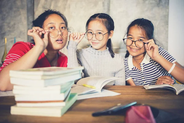 Joyeux asiatique adolescent portant lunettes avec école livre en — Photo