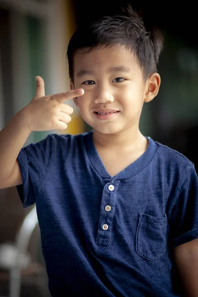 Portret glimlachend gezicht van Aziatische kinderen staan met ontspannen — Stockfoto