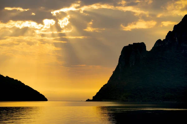 Escena de la hermosa luz del sol sobre el paisaje marino —  Fotos de Stock