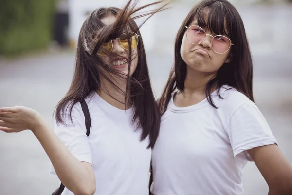 Két vidám ázsiai tinédzser fehér ingben — Stock Fotó