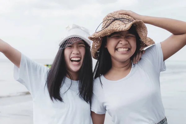 Dois alegre asiático adolescente felicidade no férias mar praia — Fotografia de Stock