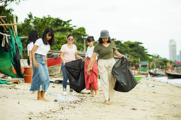 Gruppe freiwilliger Helfer hält Strand am Meer sauber — Stockfoto