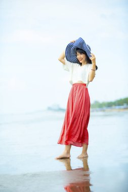 # Güzel Asyalı genç kadın # # Deniz sahillerinde mutluluk #