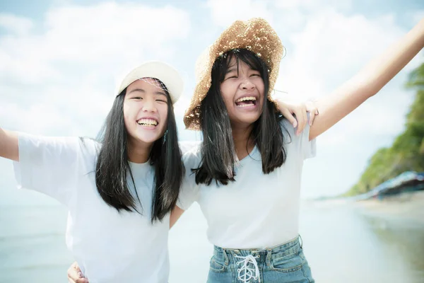 Dois alegre asiático adolescente felicidade no férias mar praia — Fotografia de Stock