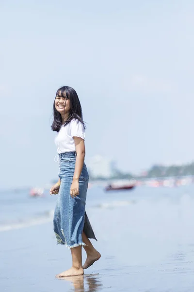 Asiatische Teenager entspannen mit Glück auf Urlaub Meer Strand — Stockfoto