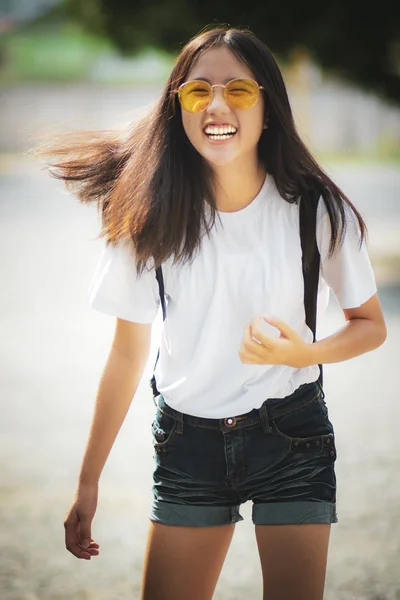 Azjatycki nastolatek śmieje się z szczęście emocje stojąc na zewnątrz — Zdjęcie stockowe