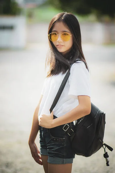 Schöne asiatische Teenager mit Mode-Rucksack im Freien stehen — Stockfoto