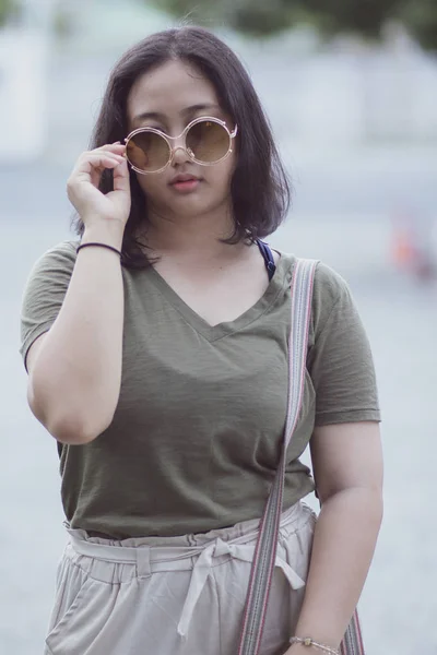 Asiatischer Teenager mit Sonnenbrille im Stehen mit Selbstvertrauen — Stockfoto