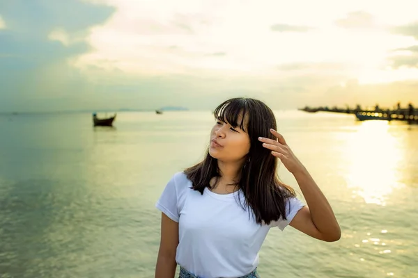 Ásia adolescente relaxante no verão férias mar praia contra sol — Fotografia de Stock