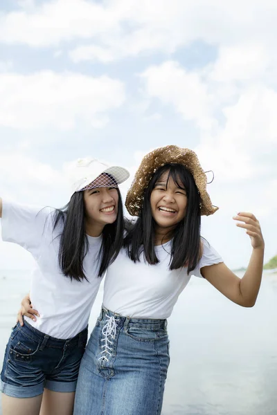 Dois alegre asiático adolescente felicidade no férias mar praia — Fotografia de Stock