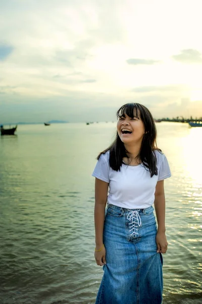 Aziatische tiener lachen met geluk emotie — Stockfoto