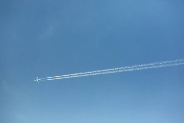 Samolot odrzutowy i kontrast z jasnym błękitnym niebem — Zdjęcie stockowe