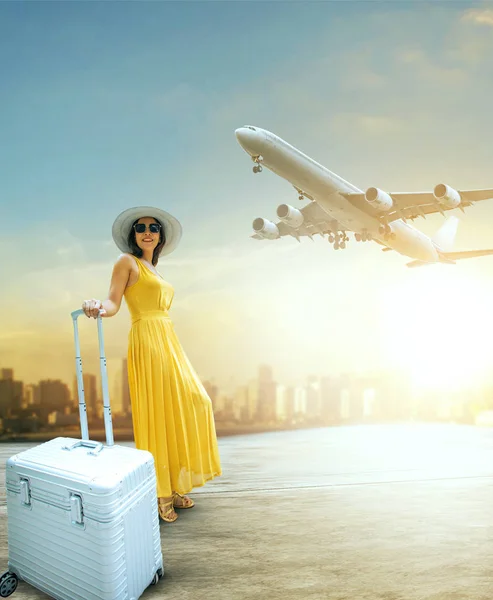 Wanita cantik dan koper bepergian berdiri di termin bandara — Stok Foto