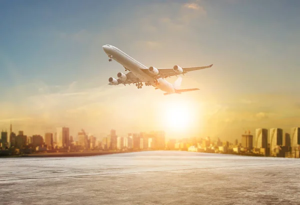 Jet plane flying over runways and beautiful dusky sky with copy — Stock Photo, Image