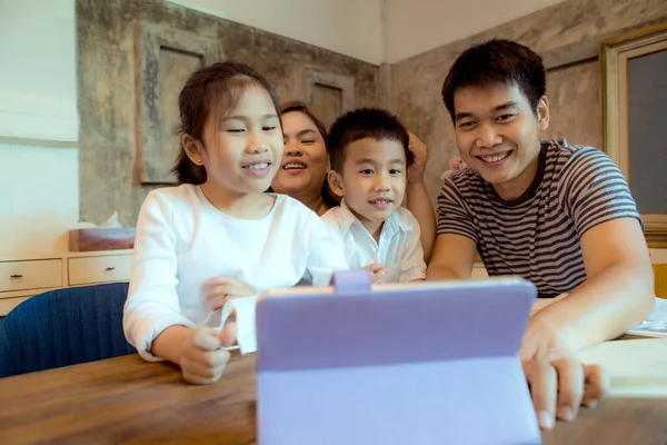 アジアの家族隔離ソーシャルメディアは他の家族とつながり — ストック写真