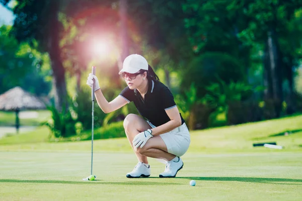 Woman Approach Looking Golf Put Shot Green Golf Hole — Stock Photo, Image