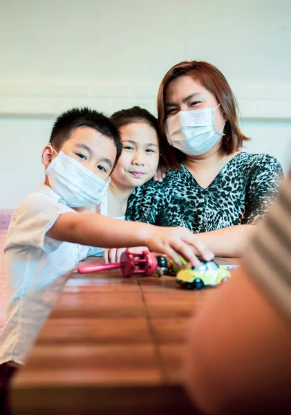 Asiatisk Familjekarantän Hemma Medan Coronavirus Covid Infekterade — Stockfoto