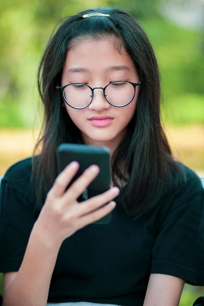 Headshot Asiático Adolescente Leitura Mensagem Smartphone — Fotografia de Stock
