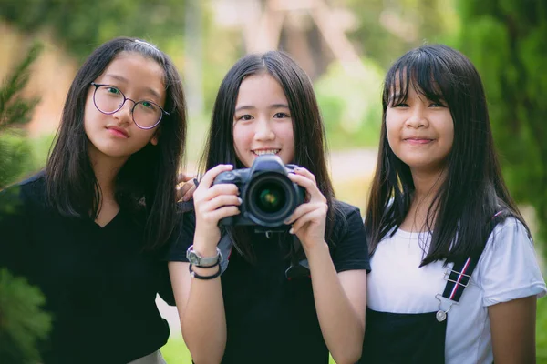 Grupo Ásia Adolescente Relaxante Jardim Com Dslr Câmera Mão — Fotografia de Stock