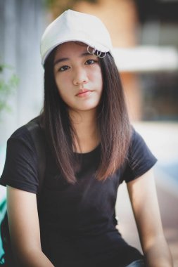 Beyaz şapkalı Asyalı bir gencin vesikalığı.