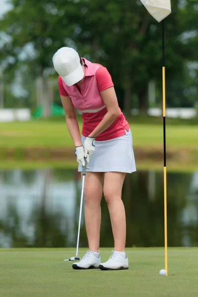 Woman Golfer Approach Hitting Golf Ball Green — Stock Photo, Image