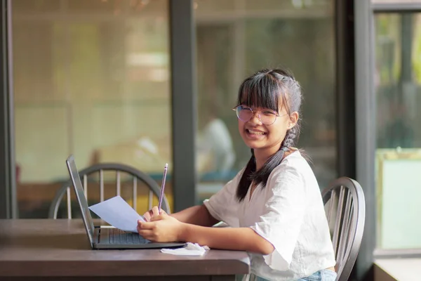 Asiático Adolescente Toothy Sonriendo Cara Trabajando Computadora Portátil — Foto de Stock