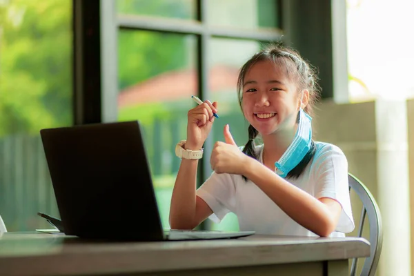 Asijské Teenager Sedí Úvod Obývací Pokoj Psaní Počítači Notebook — Stock fotografie