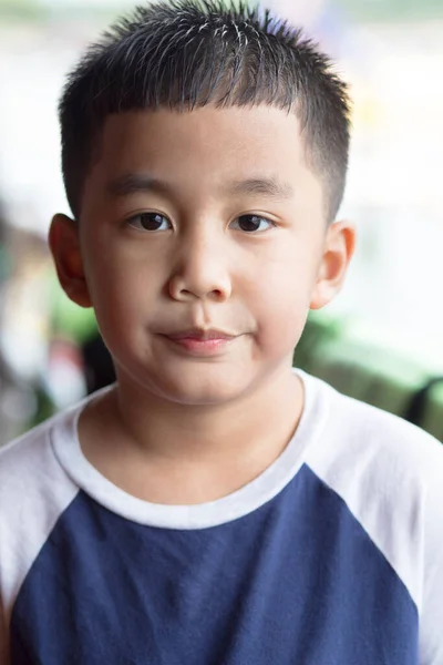 Headshot Asiático Menino Olhando Com Olho Contato Para Câmera — Fotografia de Stock