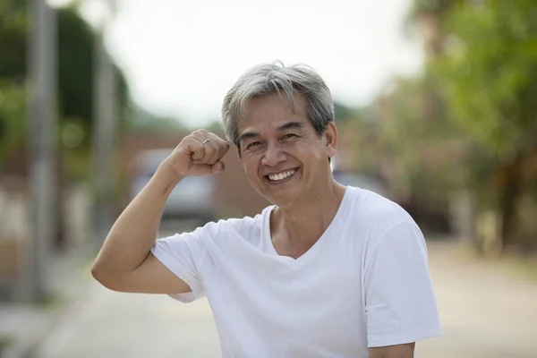 Asyalı Bir Adamın Dişlek Gülen Yüzü Sağlıklı — Stok fotoğraf