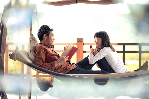 亚洲夫妇在家里的阳台上在摇篮里休息 — 图库照片